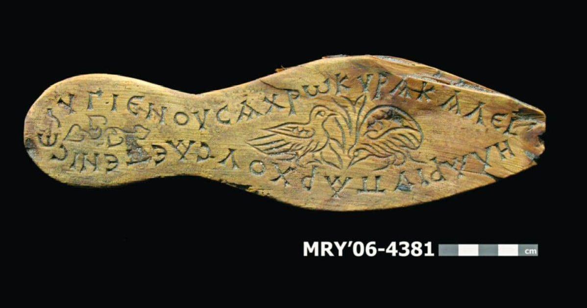 Посмотрите на женские сандалии из Византии: что написал на подошве древний сапожник?